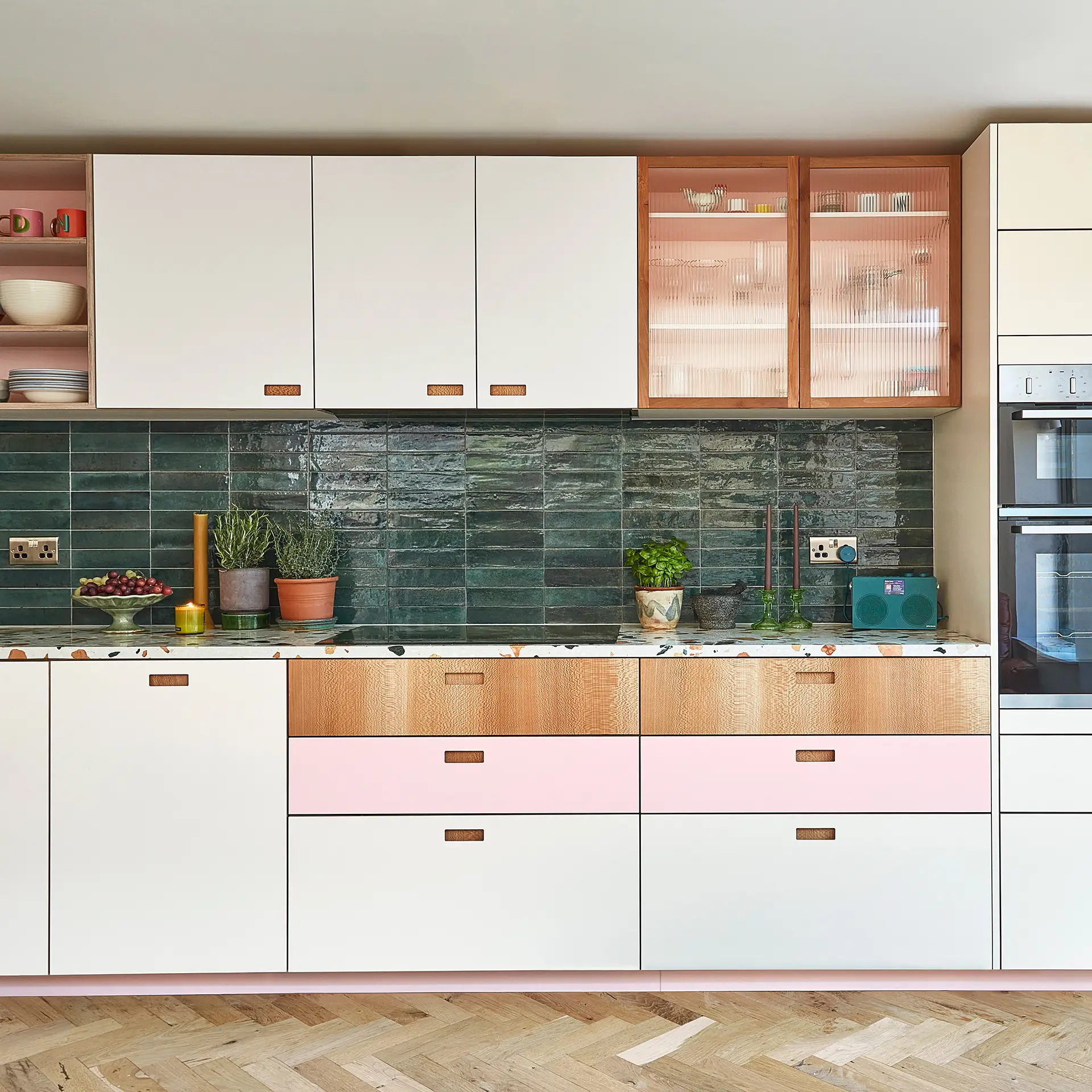 Pluck kitchen with pink, beige and wood door fronts.